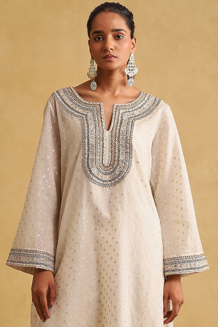 Off-White Blended Fabric Embroidered Kurta Set by Ritu Kumar at Pernia's Pop Up Shop