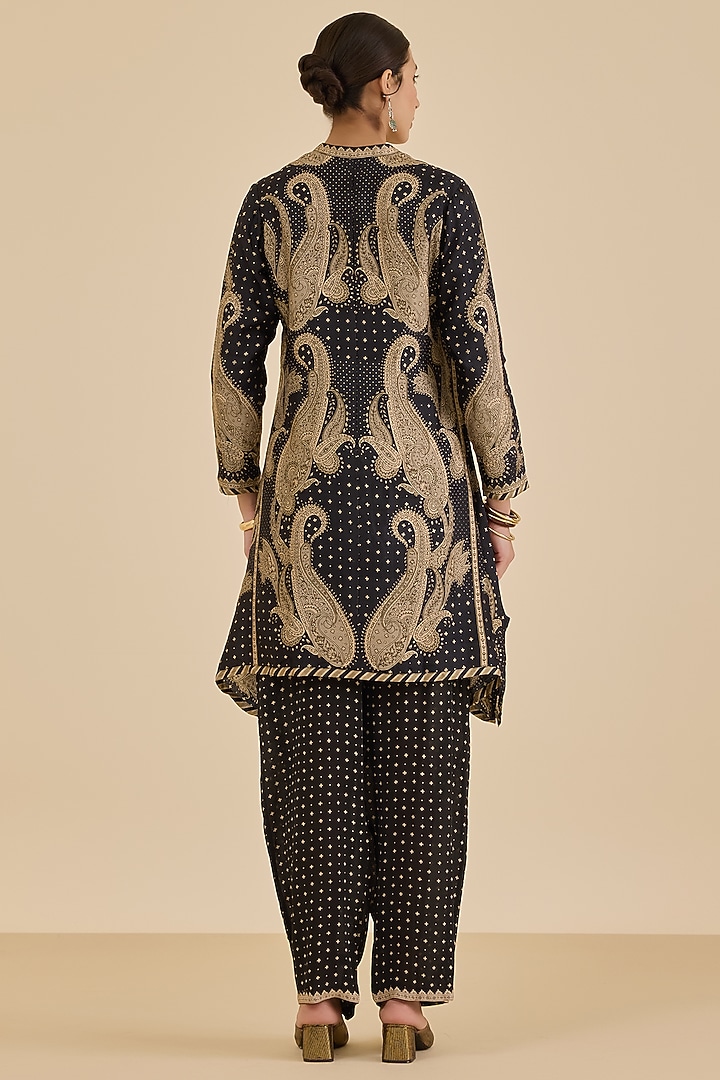 Black & Beige Murshidabad Silk Paisley Printed Kurta Set by Ritu Kumar at Pernia's Pop Up Shop