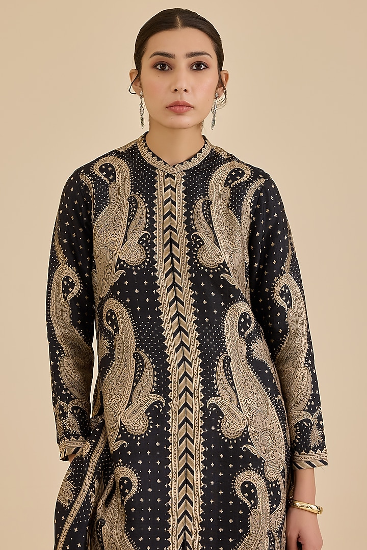 Black & Beige Murshidabad Silk Paisley Printed Kurta Set by Ritu Kumar at Pernia's Pop Up Shop