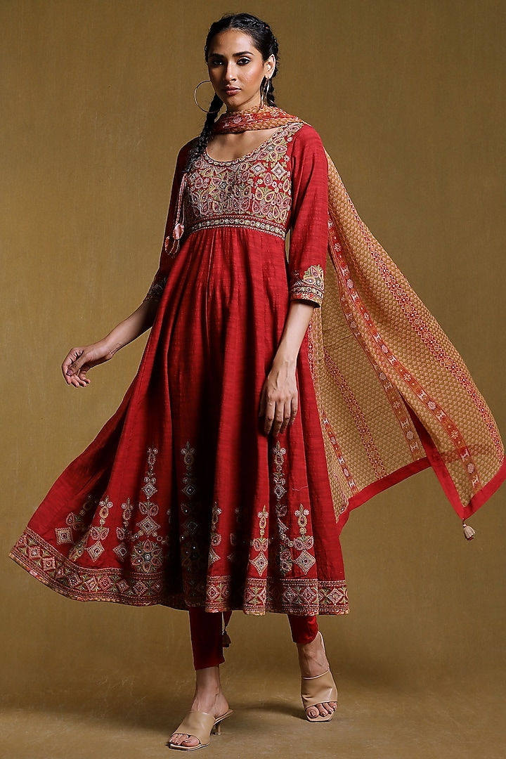 Red Embroidered Kurta Set by Ritu Kumar at Pernia's Pop Up Shop