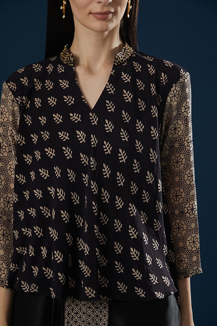Black Printed Dhoti Pant Set by Ritu Pande at Pernia's Pop Up Shop