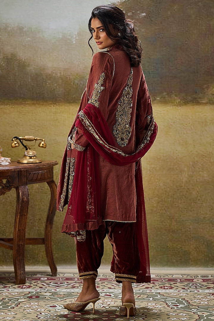 Maroon Tissue Embroidered Kurta Set by Rouble Vohra D at Pernia's Pop Up Shop