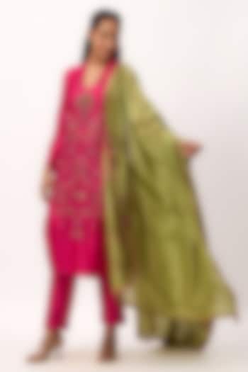 Hot Pink Chanderi Thread Embroidered Straight Kurta Set by Ruchi Marodia at Pernia's Pop Up Shop