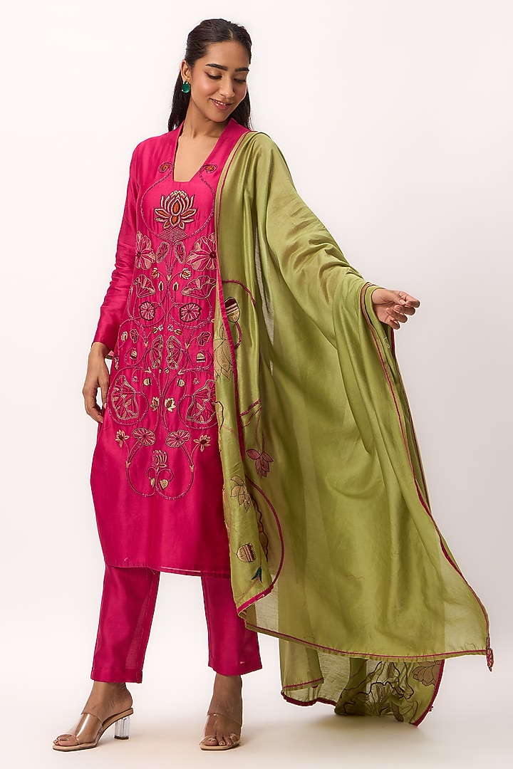 Hot Pink Chanderi Thread Embroidered Straight Kurta Set by Ruchi Marodia at Pernia's Pop Up Shop