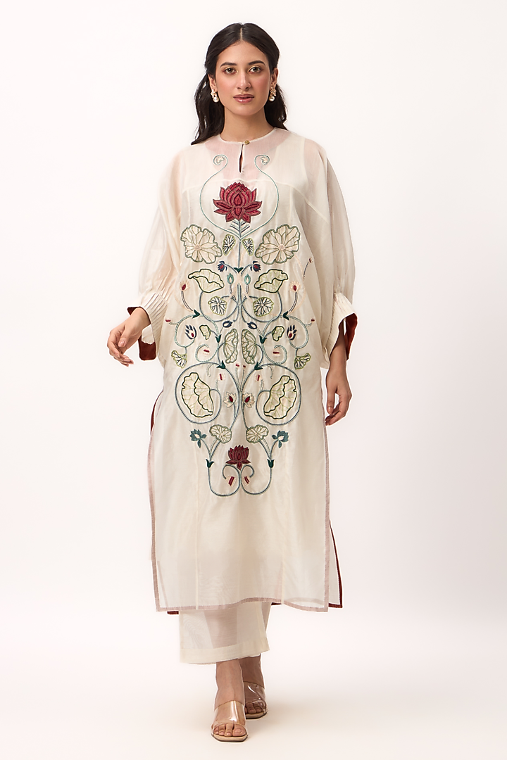 Off-White Chanderi Resham Embroidered Straight Kurta Set by Ruchi Marodia at Pernia's Pop Up Shop
