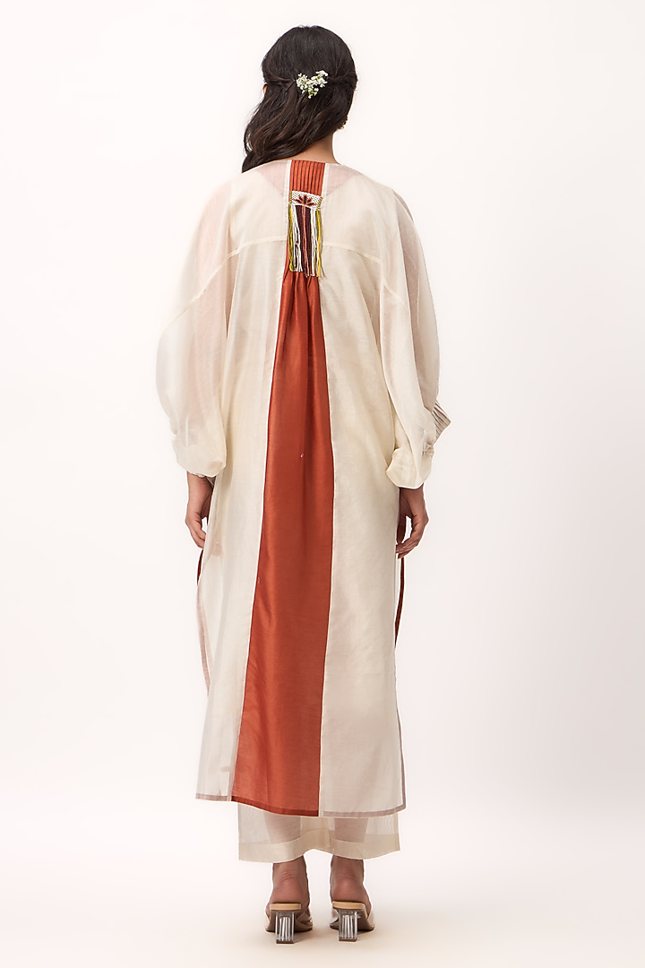 Off-White Chanderi Resham Embroidered Straight Kurta Set by Ruchi Marodia at Pernia's Pop Up Shop