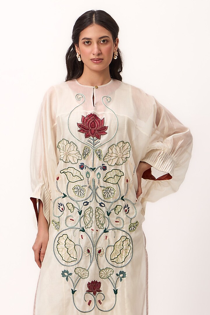 Off-White Chanderi Resham Embroidered Straight Kurta Set by Ruchi Marodia at Pernia's Pop Up Shop