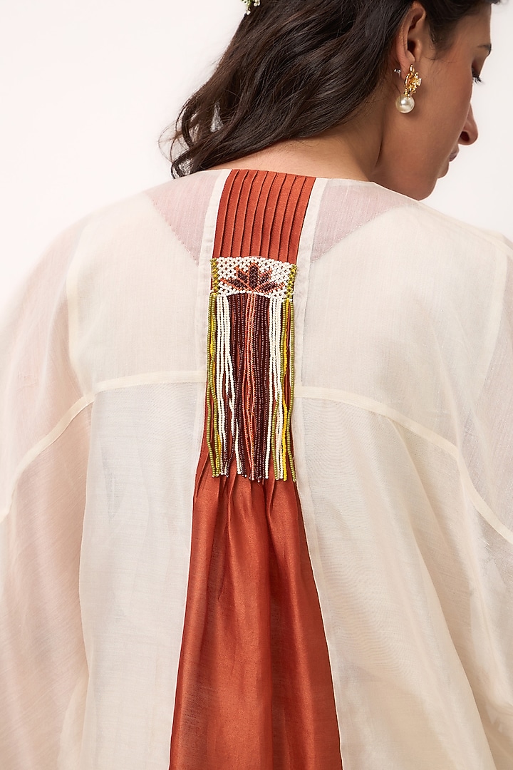 Off-White Chanderi Resham Embroidered Straight Kurta Set by Ruchi Marodia at Pernia's Pop Up Shop