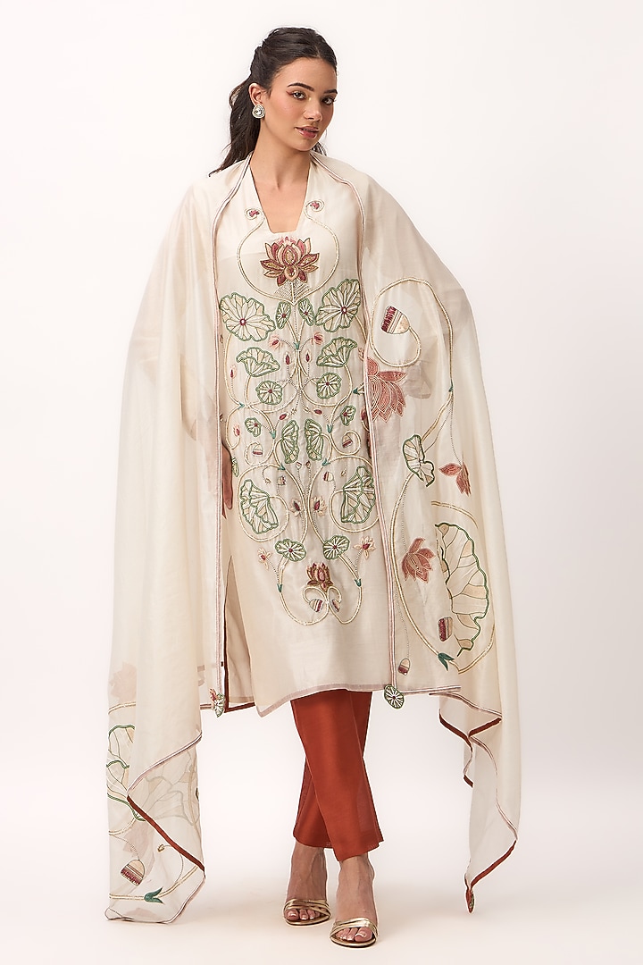 Off-White Chanderi Resham Embroidered Straight Kurta Set by Ruchi Marodia at Pernia's Pop Up Shop