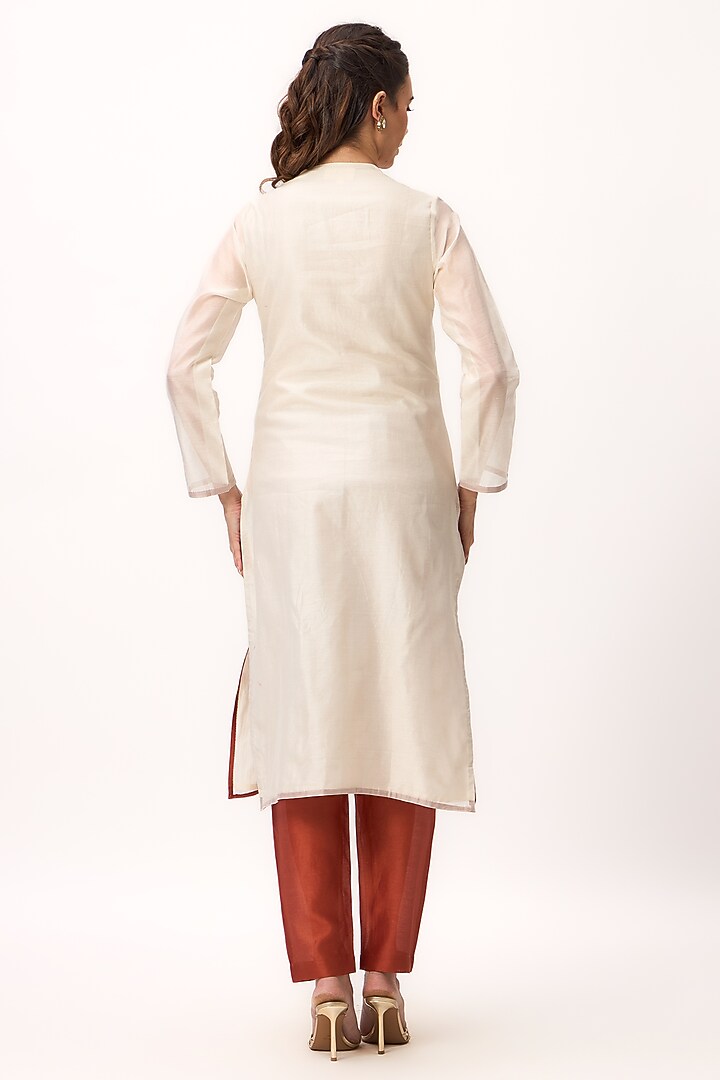 Off-White Chanderi Resham Embroidered Straight Kurta Set by Ruchi Marodia at Pernia's Pop Up Shop