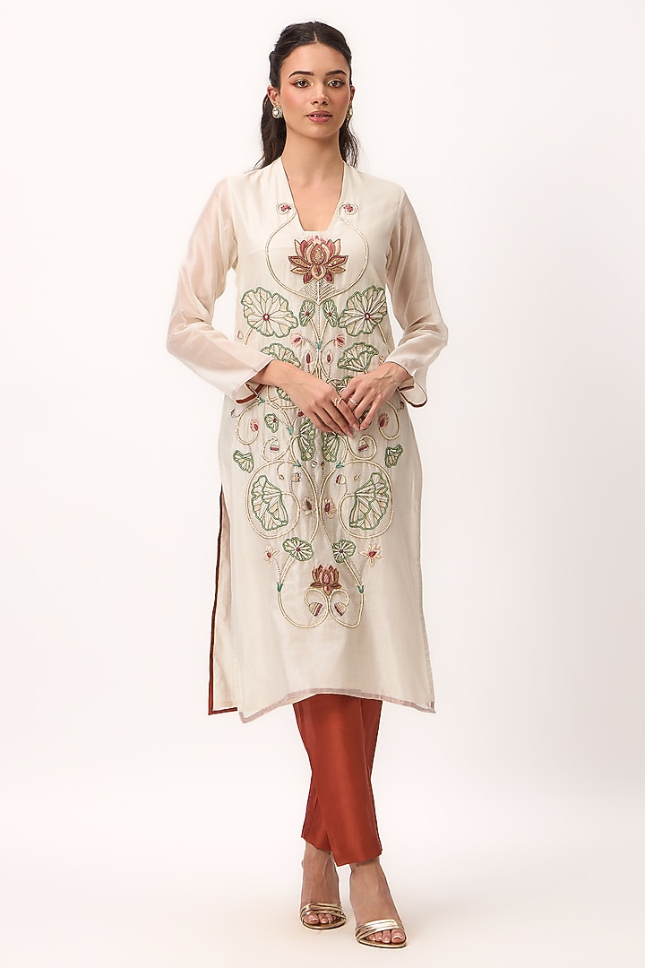 Off-White Chanderi Resham Embroidered Straight Kurta Set by Ruchi Marodia at Pernia's Pop Up Shop