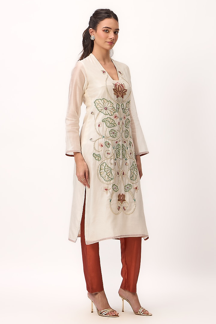 Off-White Chanderi Resham Embroidered Straight Kurta Set by Ruchi Marodia at Pernia's Pop Up Shop