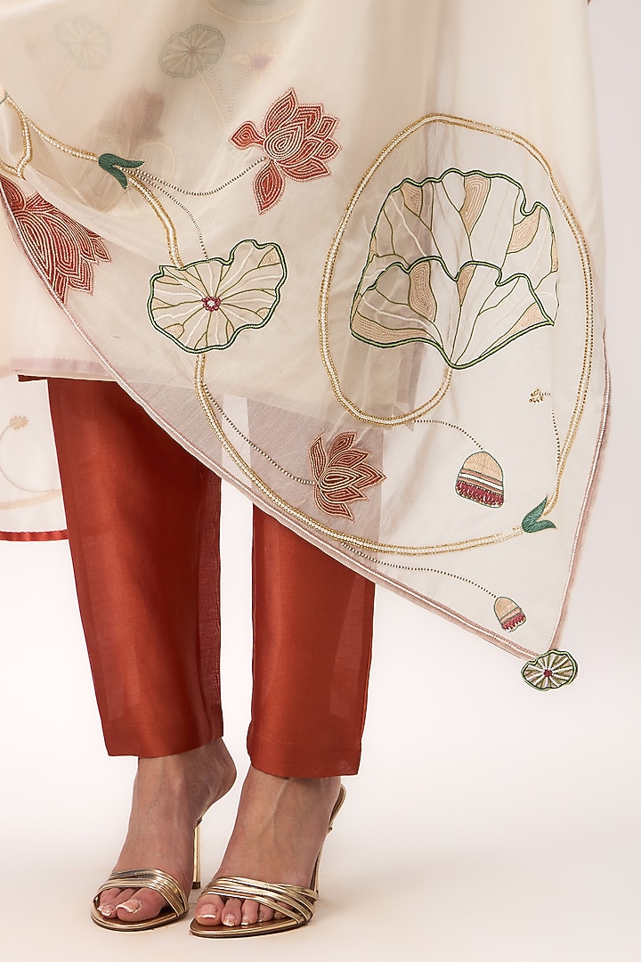 Off-White Chanderi Resham Embroidered Straight Kurta Set by Ruchi Marodia at Pernia's Pop Up Shop