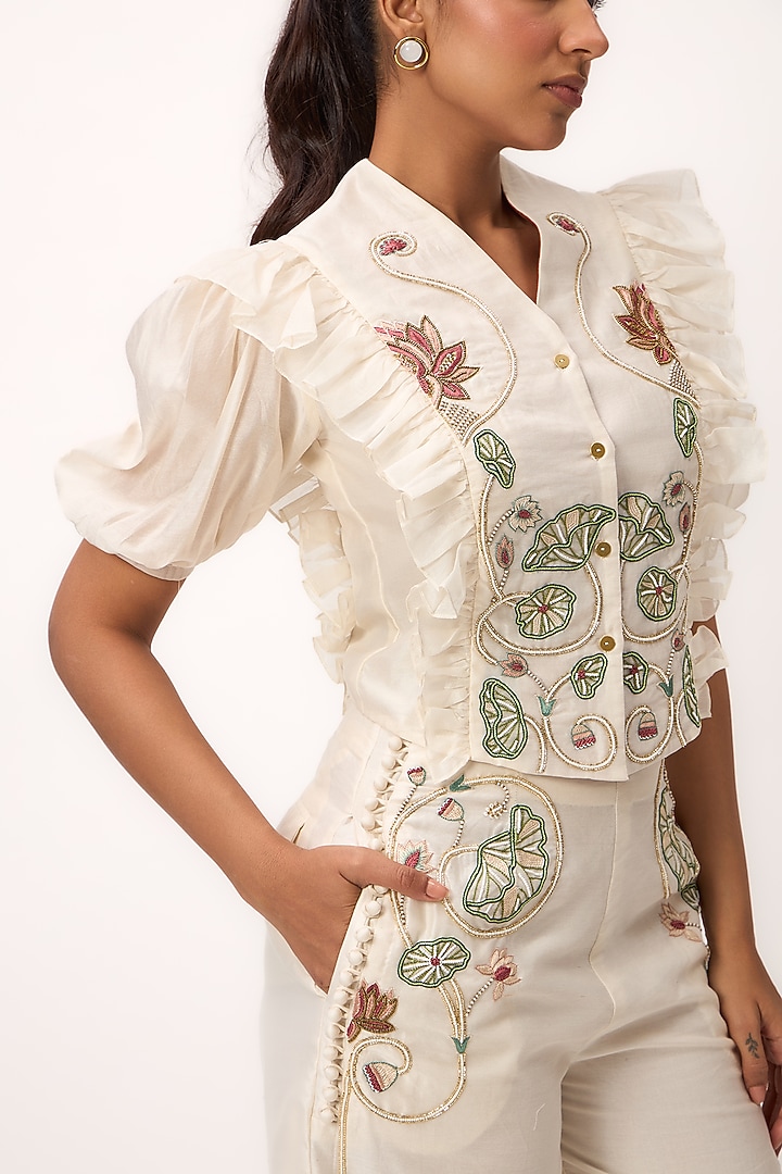 Off-White Chanderi Resham Embroidered Co-Ord Set by Ruchi Marodia at Pernia's Pop Up Shop
