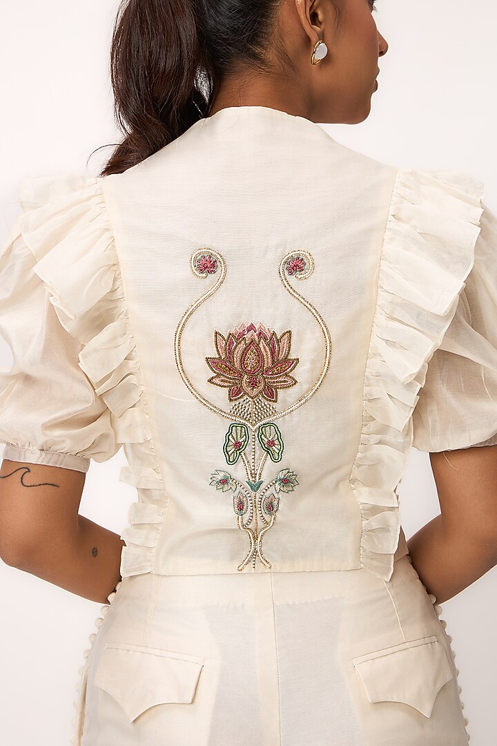 Off-White Chanderi Resham Embroidered Co-Ord Set by Ruchi Marodia at Pernia's Pop Up Shop