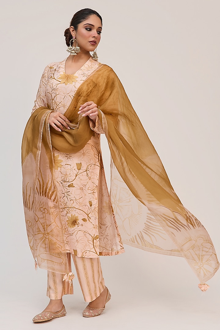 Peach Bamboo Cotton Floral Digital Printed Kurta Set by Ruchi Marodia at Pernia's Pop Up Shop