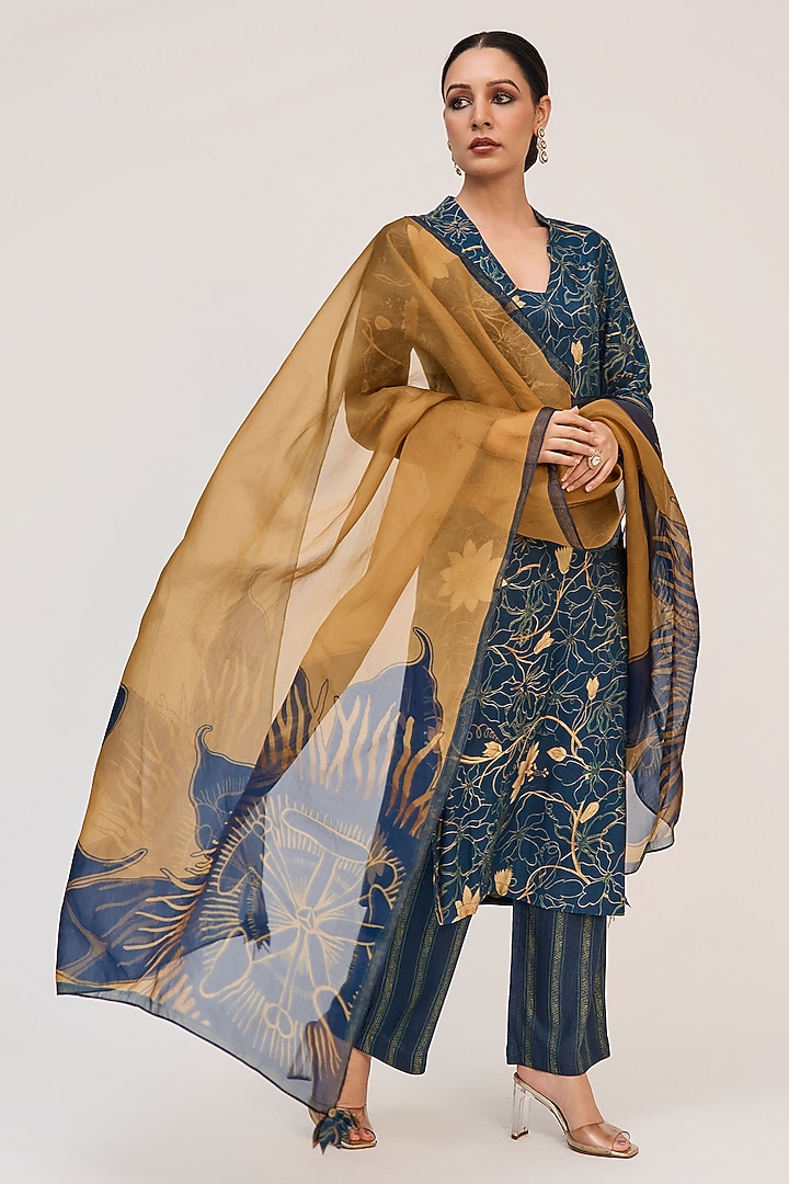 Blue Bamboo Cotton Floral Digital Printed Kurta Set by Ruchi Marodia at Pernia's Pop Up Shop