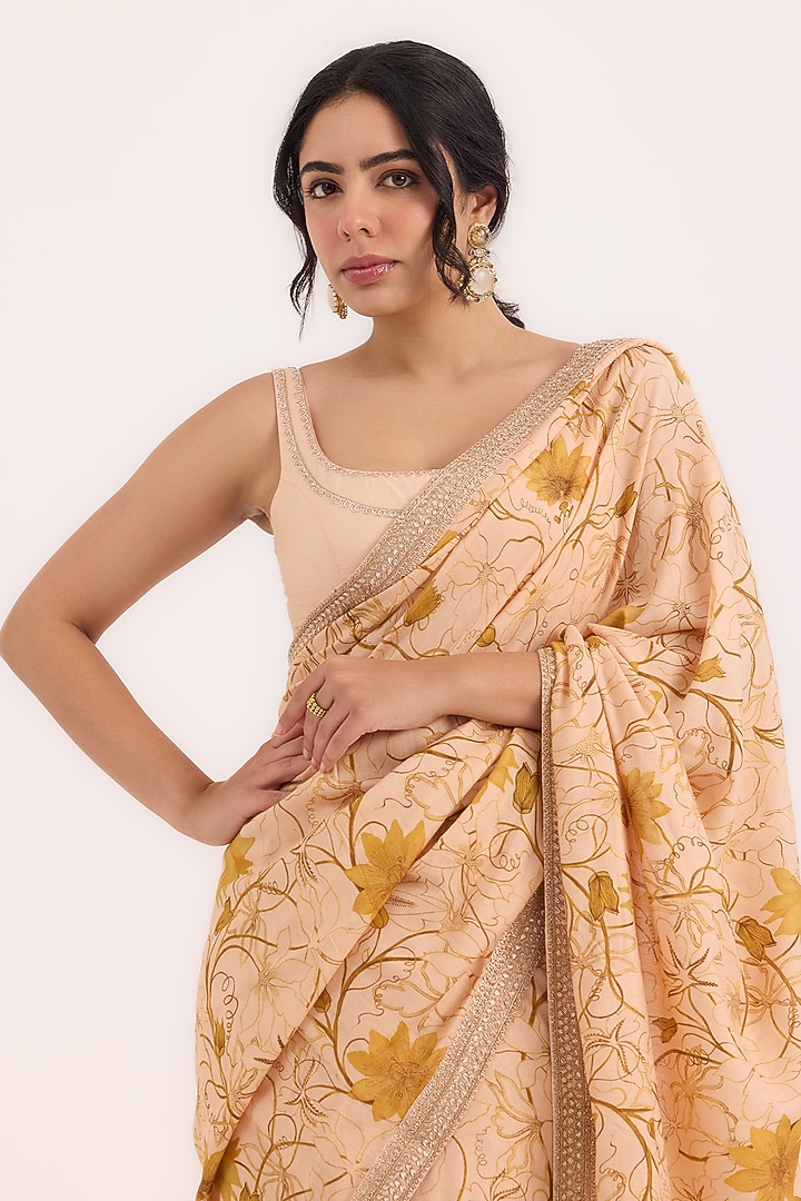 Peach Munga Silk Digital Printed & Zardosi Hand Embroidered Wedding Saree Set by Ruchi Marodia at Pernia's Pop Up Shop