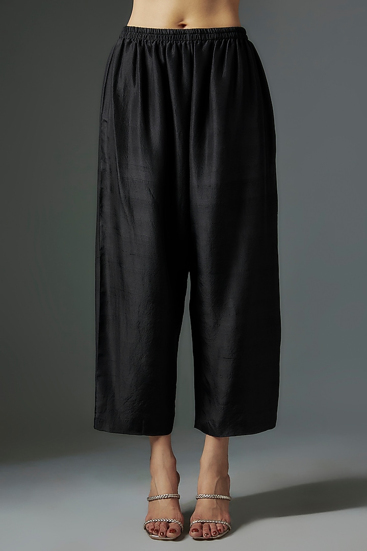 Black Pure Silk Zardosi & Resham Embroidered Kurta Set by Mrunalini Rao at Pernia's Pop Up Shop