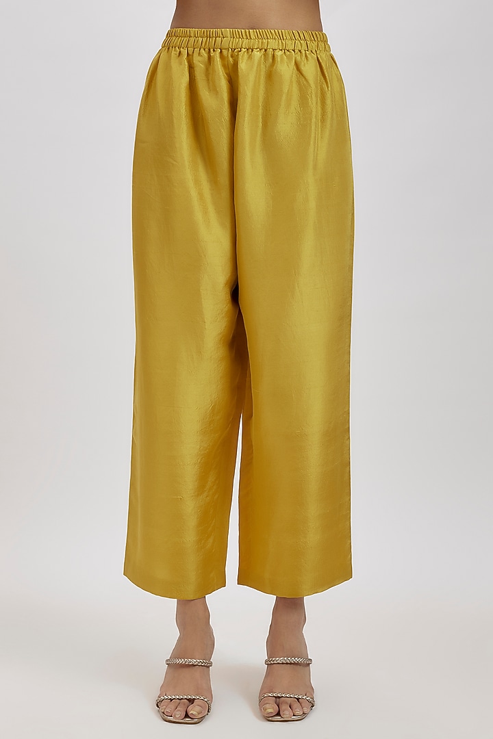 Lemon Yellow Pure Silk Hand Embroidered Kurta Set by Mrunalini Rao at Pernia's Pop Up Shop