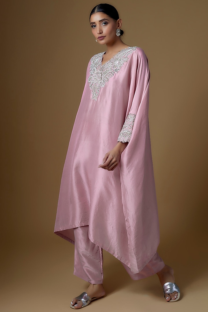 Mauve Silk Embroidered Kurta Set by Mrunalini Rao at Pernia's Pop Up Shop