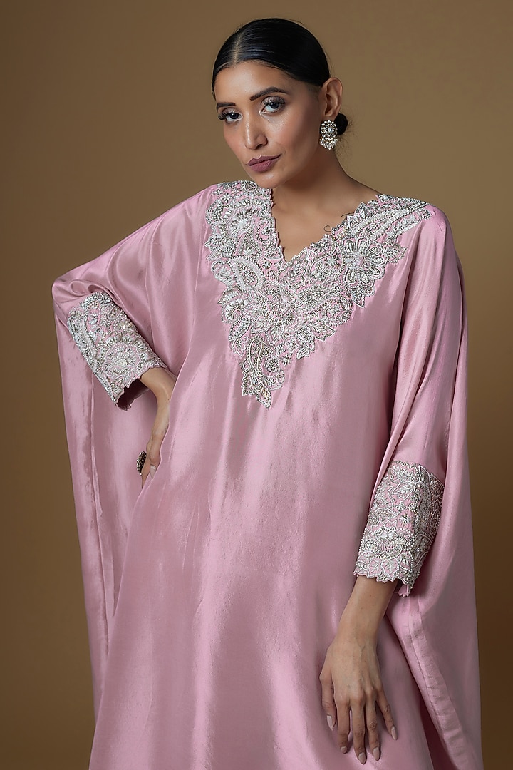 Mauve Silk Embroidered Kurta Set by Mrunalini Rao at Pernia's Pop Up Shop
