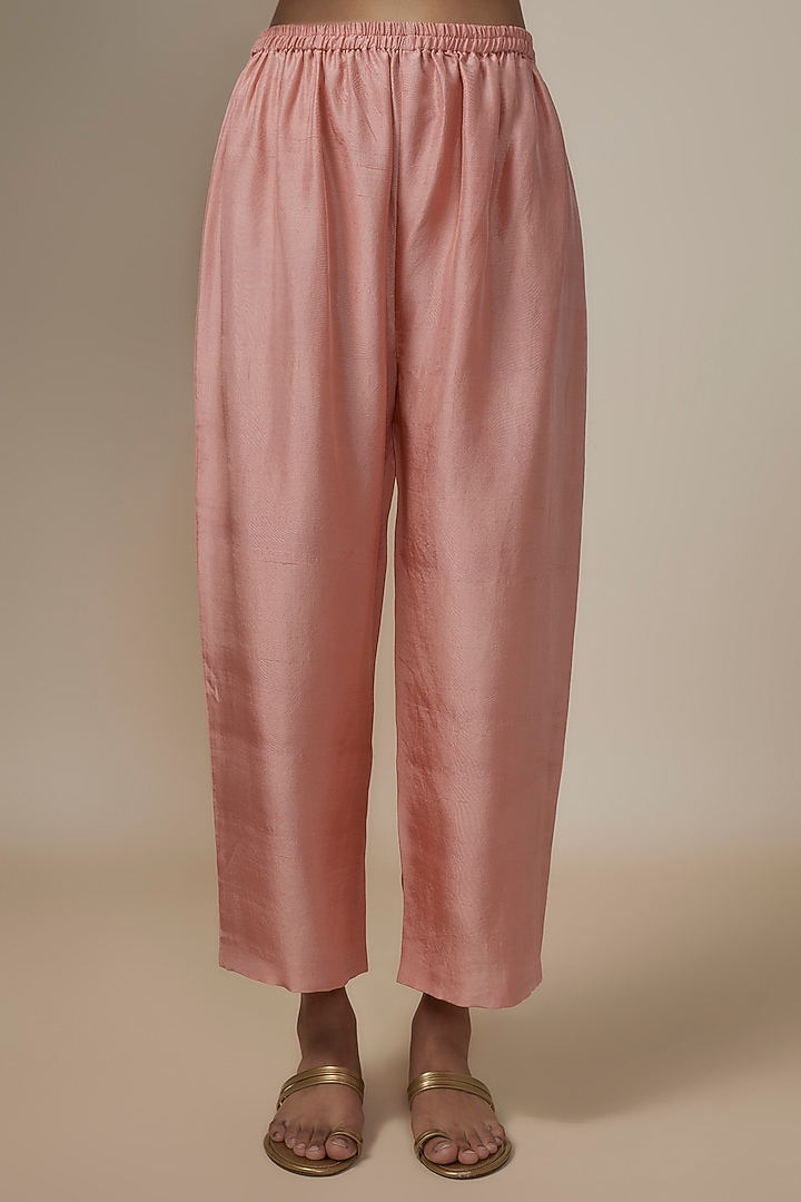 Peach Pure Silk Zardosi Hand Embroidered Kurta Set by Mrunalini Rao at Pernia's Pop Up Shop