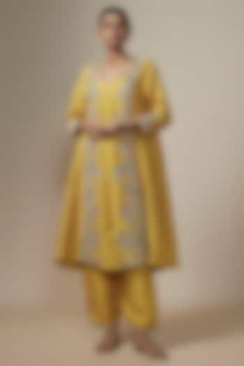 Mustard Yellow Silk Hand Embroidered Kurta Set by Mrunalini Rao at Pernia's Pop Up Shop