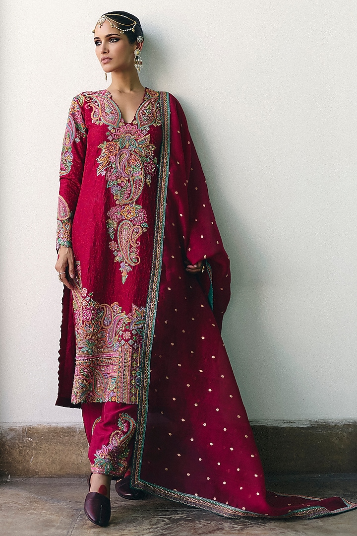 Maroon Pure Silk Resham & Zardosi Hand Embroidered Kurta Set by Mrunalini Rao at Pernia's Pop Up Shop