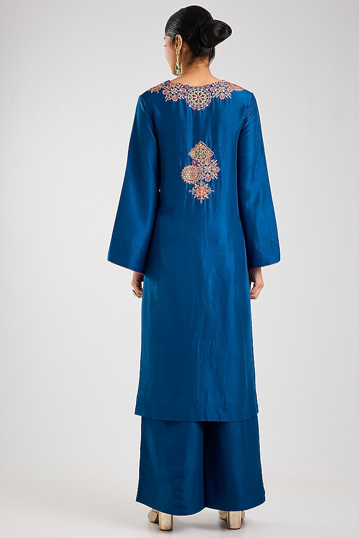 Blue Silk Hand Embroidered Straight Kurta Set by Mrunalini Rao at Pernia's Pop Up Shop