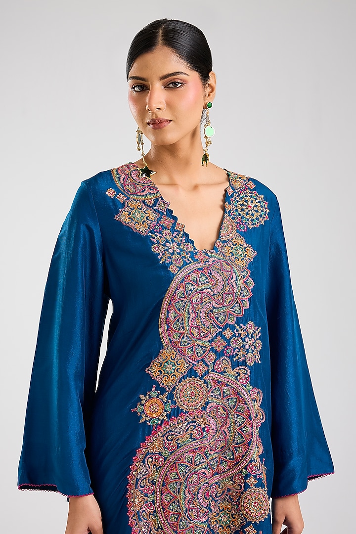 Blue Silk Hand Embroidered Straight Kurta Set by Mrunalini Rao at Pernia's Pop Up Shop