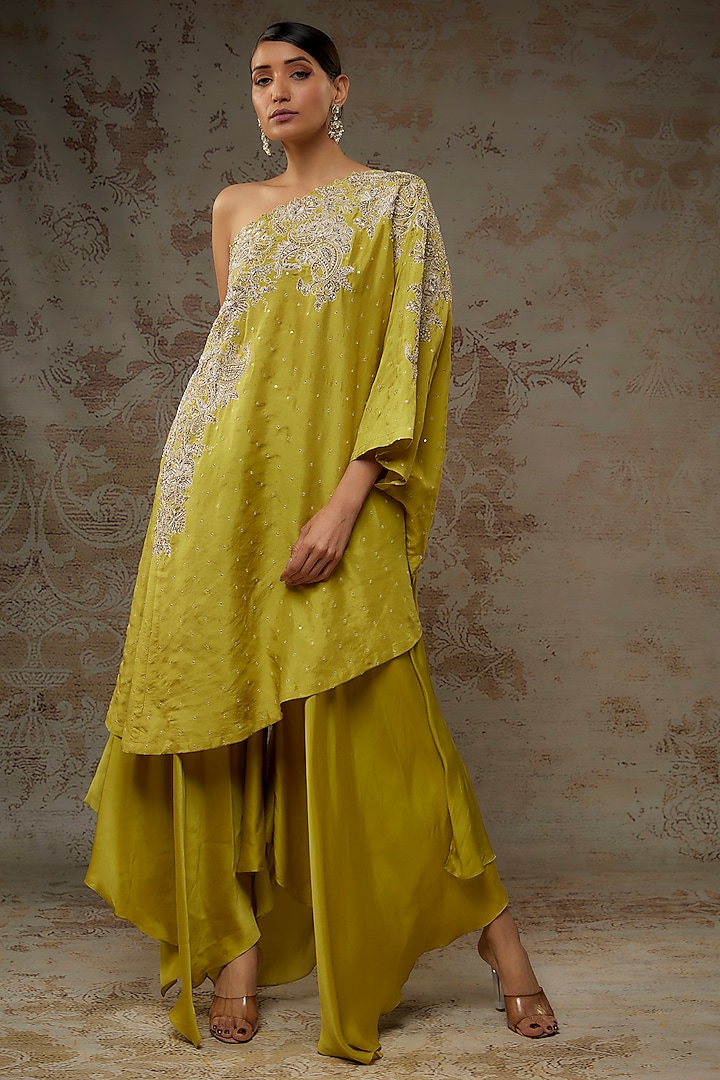 Yellow Pure Silk Resham & Pearl Embroidered One-Shoulder Kaftan Set Design  by Mrunalini Rao at Pernia's Pop Up Shop 2024