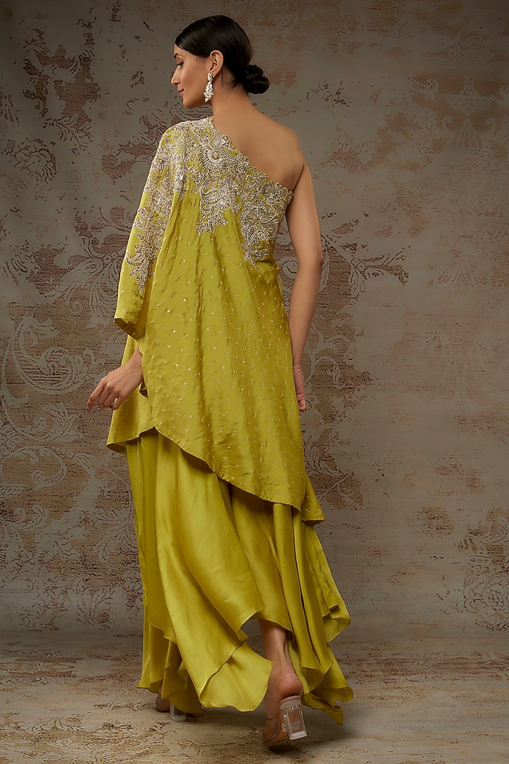 Yellow Pure Silk Resham & Pearl Embroidered One-Shoulder Kaftan Set by Mrunalini Rao at Pernia's Pop Up Shop