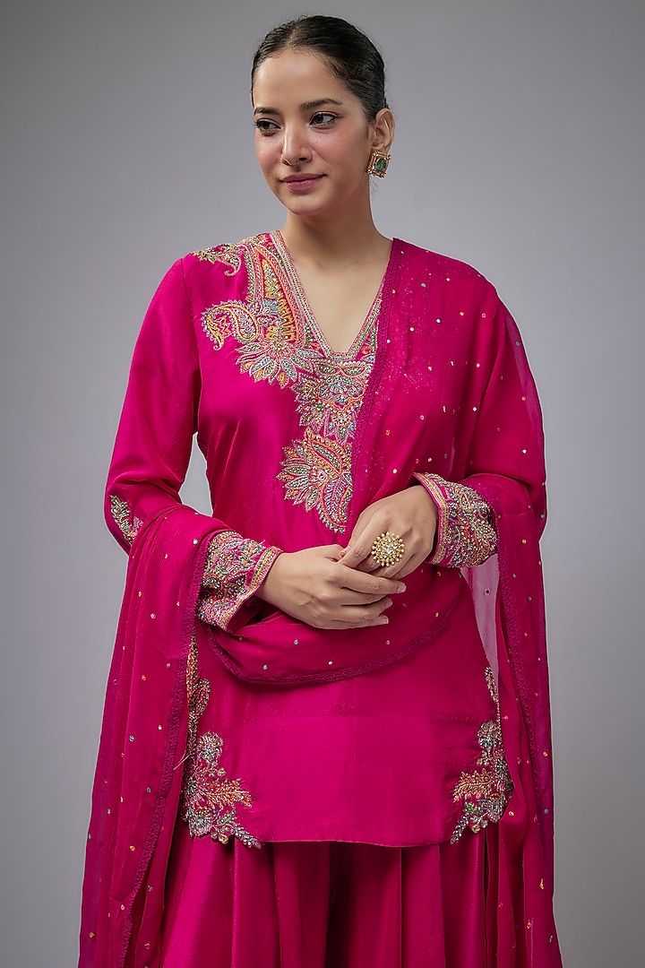 Pink Pure Silk Hand Embroidered Kurta Set by Mrunalini Rao at Pernia's Pop Up Shop