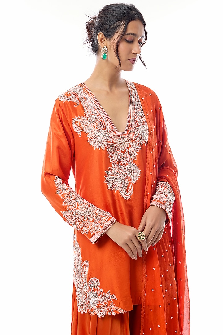 Orange Silk Resham & Zardosi Hand Embroidered Kurta Set by Mrunalini Rao at Pernia's Pop Up Shop