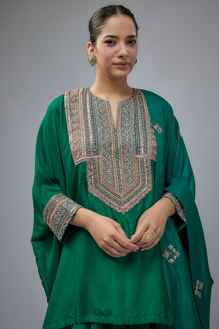 Rama Green Pure Silk Resham Hand Embroidered Short Kurta Set by Mrunalini Rao at Pernia's Pop Up Shop