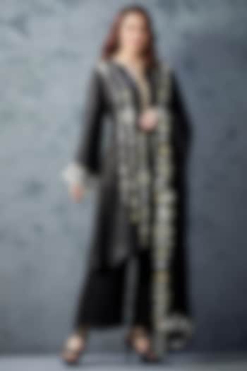 Black Embroidered Kurta Set by The Royaleum Atelier at Pernia's Pop Up Shop