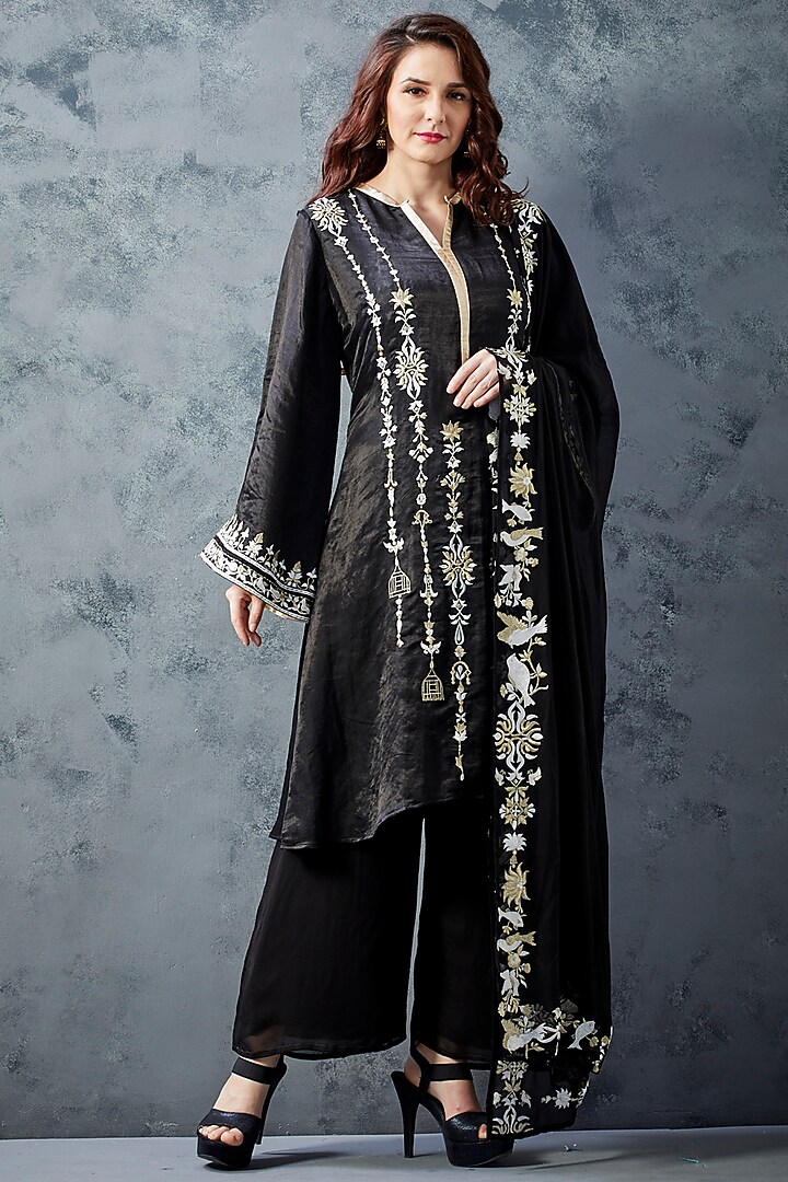 Black Embroidered Kurta Set by The Royaleum Atelier at Pernia's Pop Up Shop