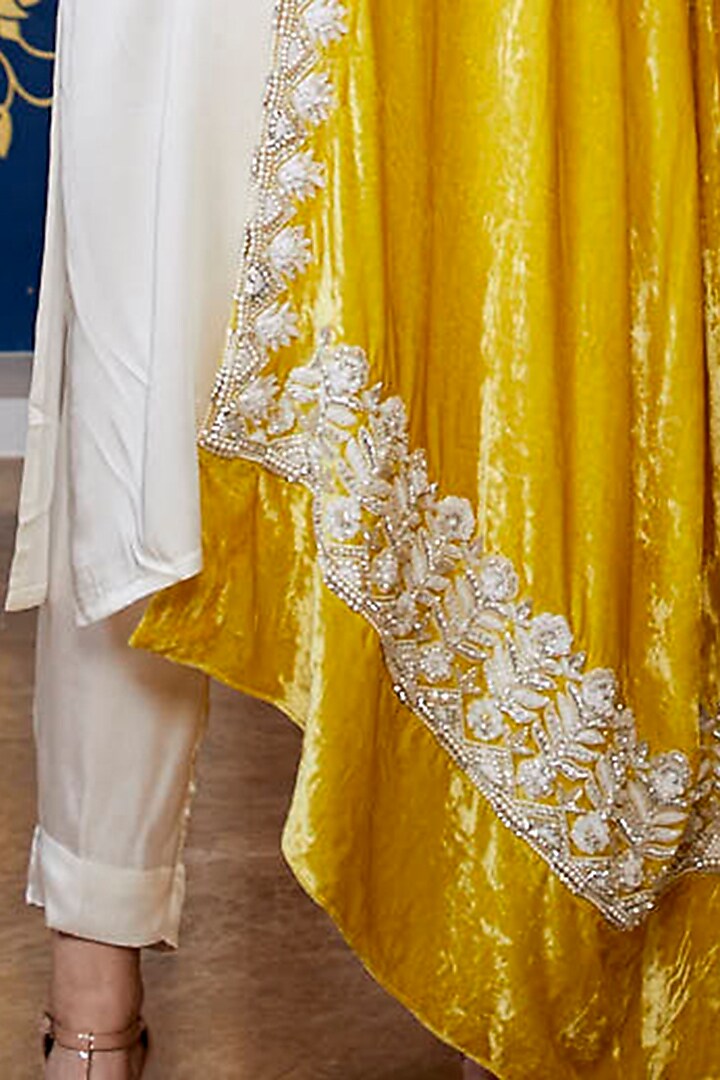 White Embroidered Kurta Set by The Royaleum Atelier at Pernia's Pop Up Shop