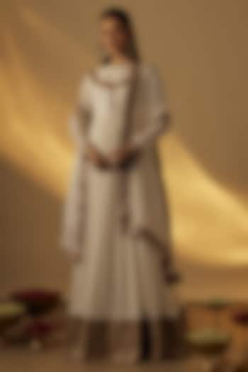 White Chanderi Silk Hand Embroidered Anarkali Set by Rayasha Khan at Pernia's Pop Up Shop