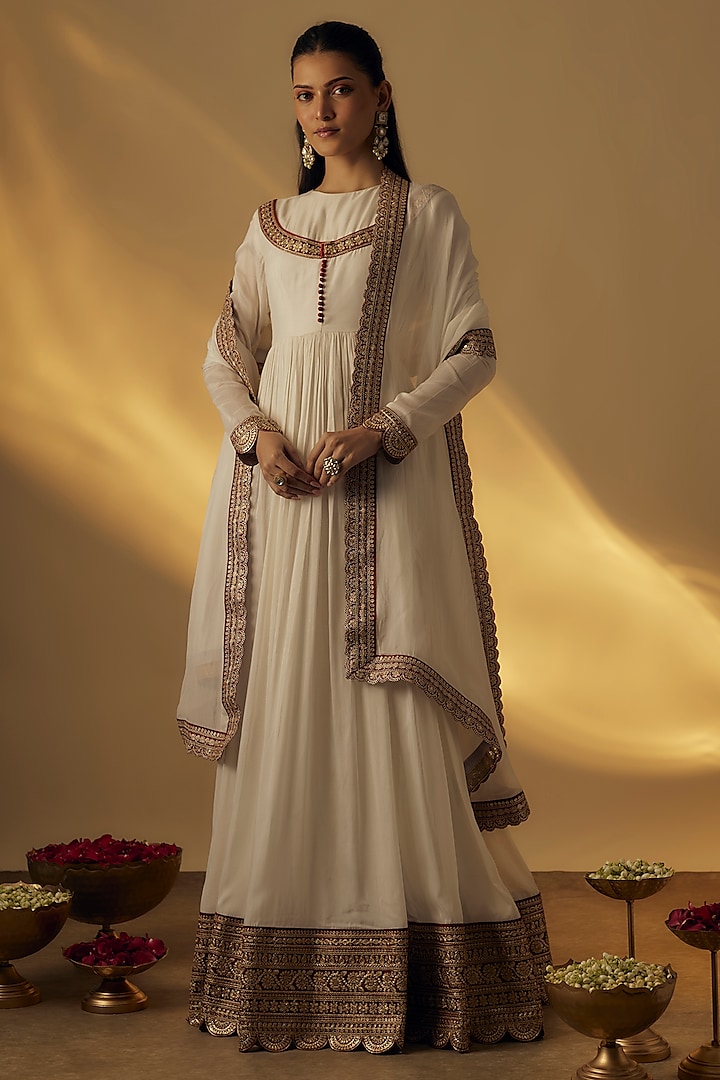 White Chanderi Silk Hand Embroidered Anarkali Set by Rayasha Khan at Pernia's Pop Up Shop