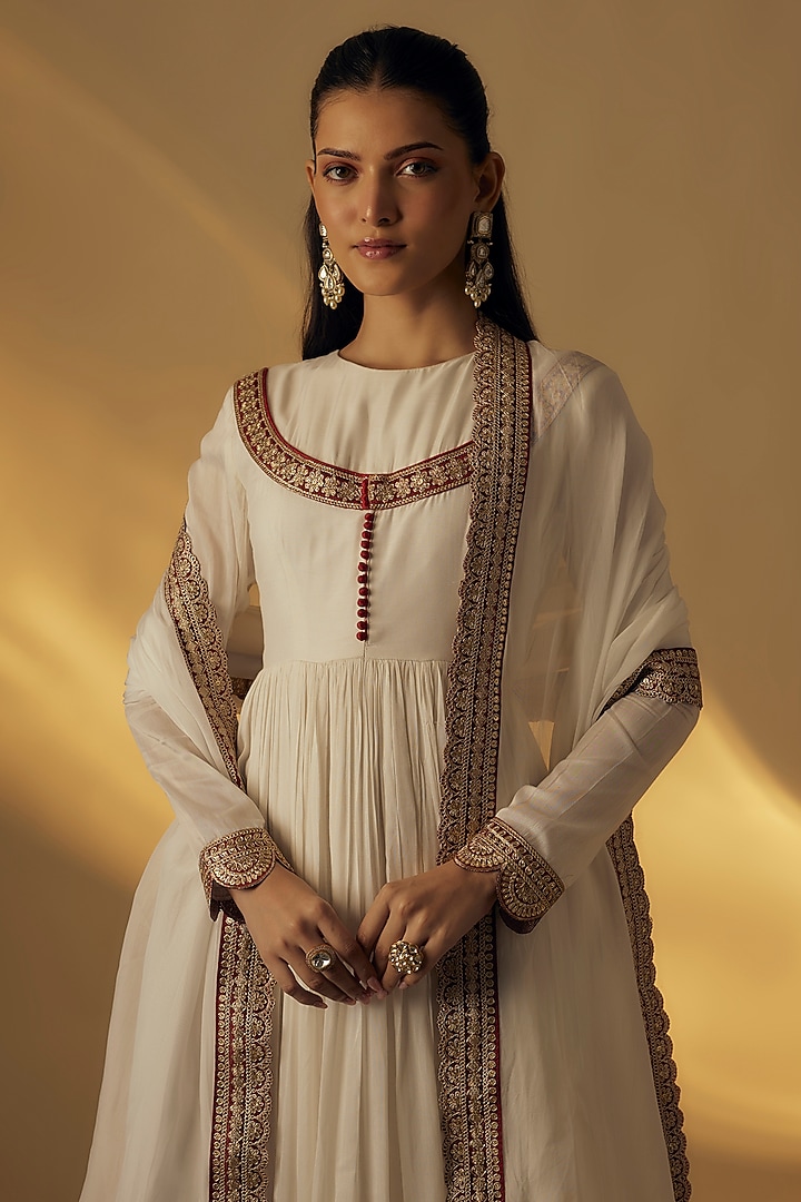 White Chanderi Silk Hand Embroidered Party Wear Anarkali Set by Rayasha Khan at Pernia's Pop Up Shop
