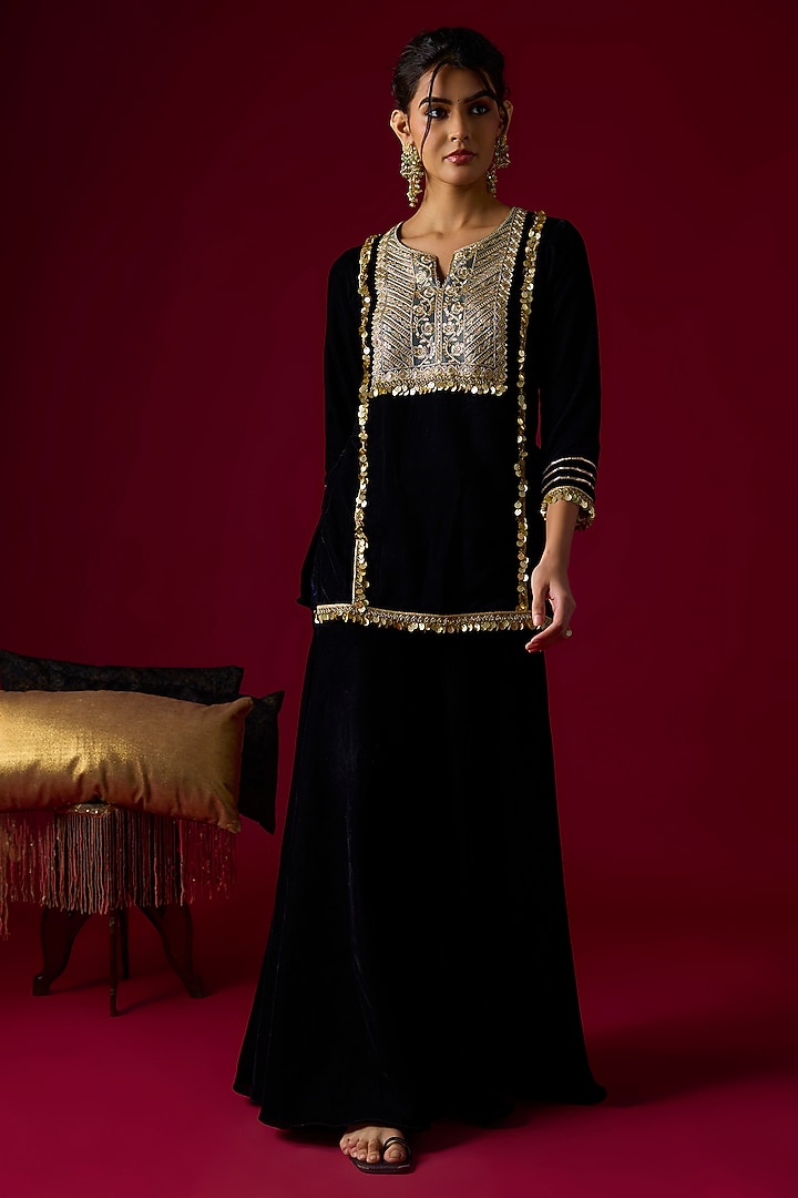 Black Velvet Gharara Set by Rayasha Khan at Pernia's Pop Up Shop