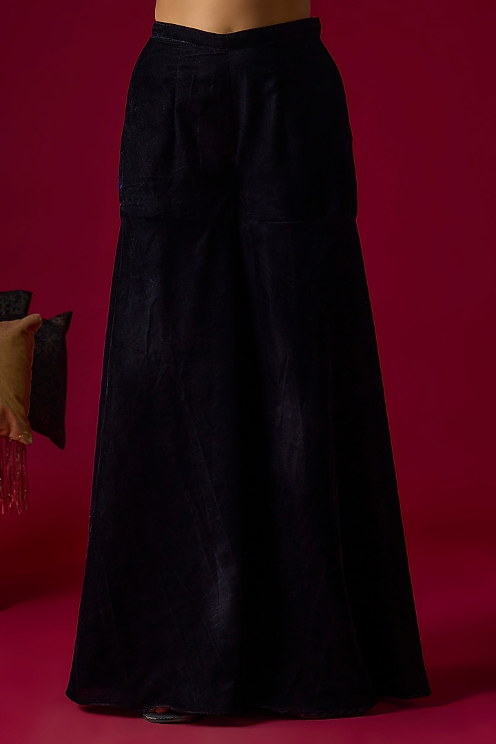 Black Velvet Gharara Set by Rayasha Khan at Pernia's Pop Up Shop