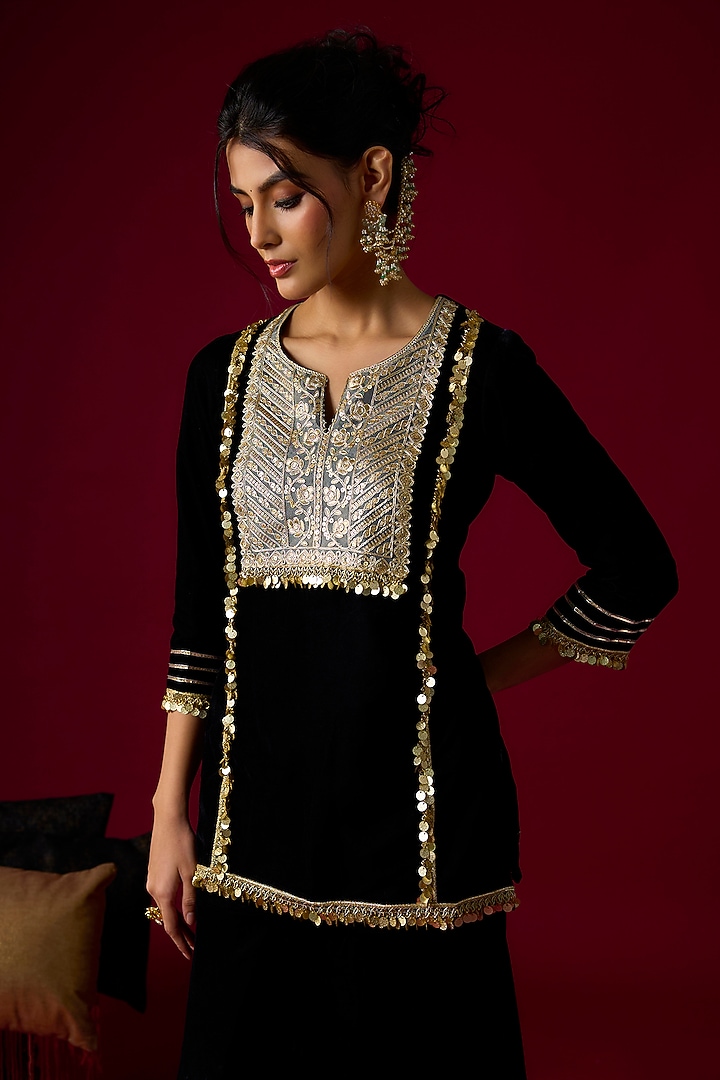 Black Velvet Gharara Set by Rayasha Khan at Pernia's Pop Up Shop