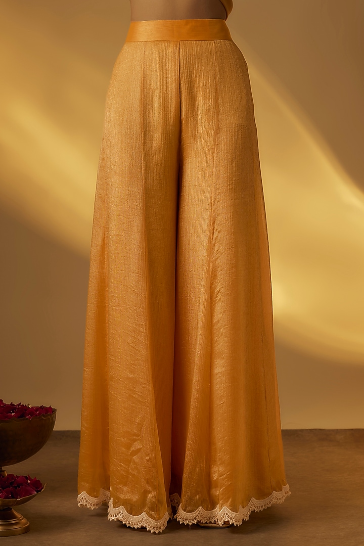 Mango Yellow Zari Sequin Embellished Short Kurta Set by Rayasha Khan at Pernia's Pop Up Shop