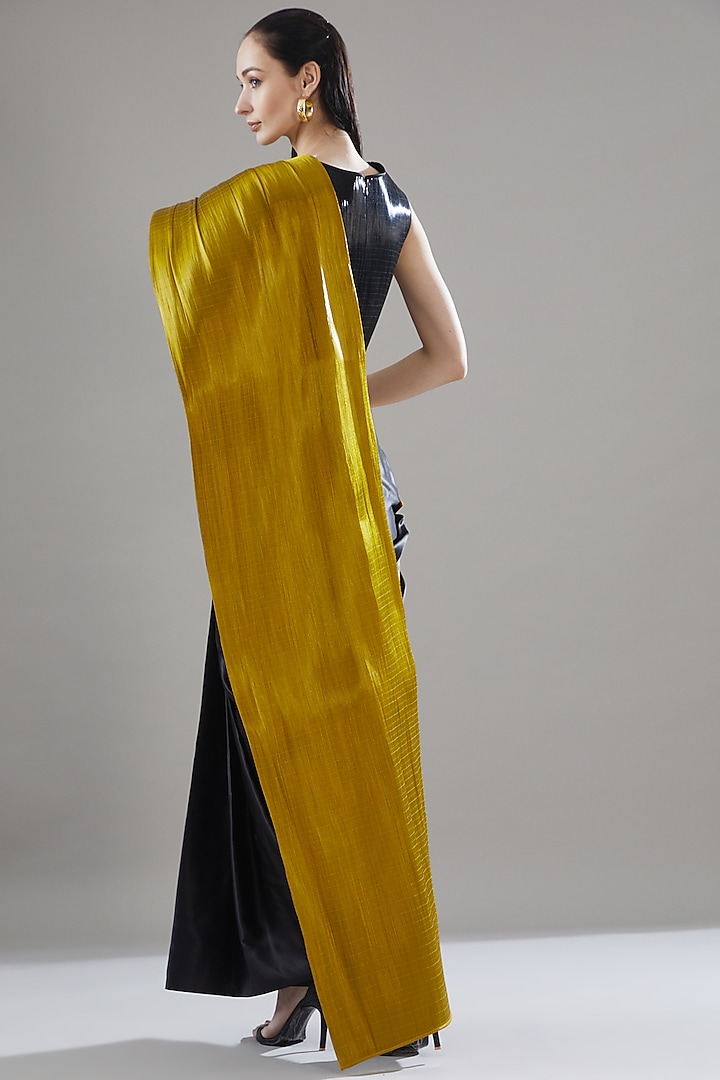 Black Metal Wire Draped Bridal Saree Set by Rimzim Dadu at Pernia's Pop Up Shop