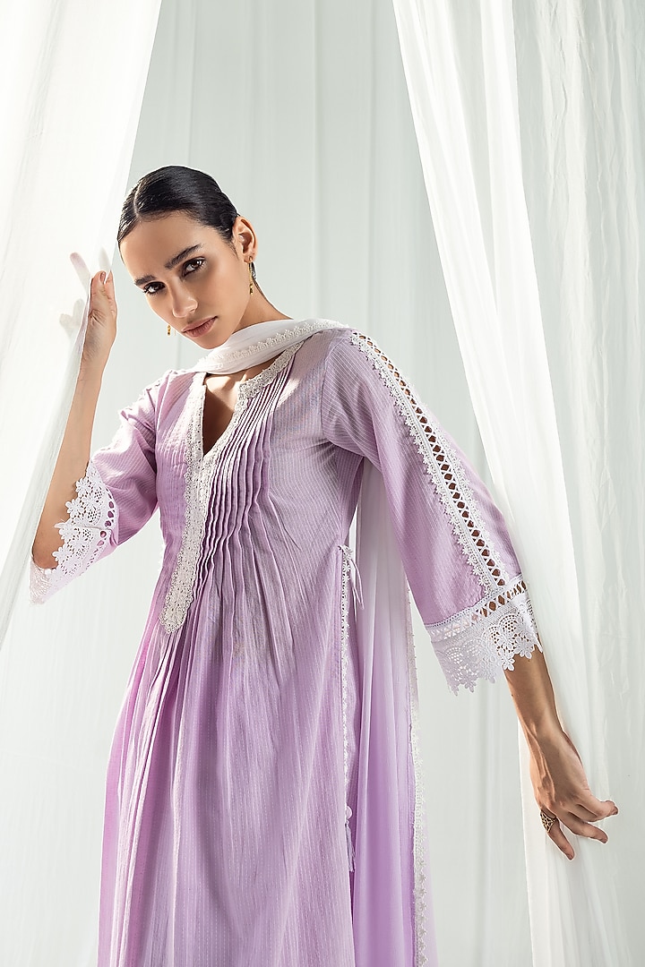 Lavender Cotton Kantha Handcrafted Straight Kurta Set by Roze at Pernia's Pop Up Shop