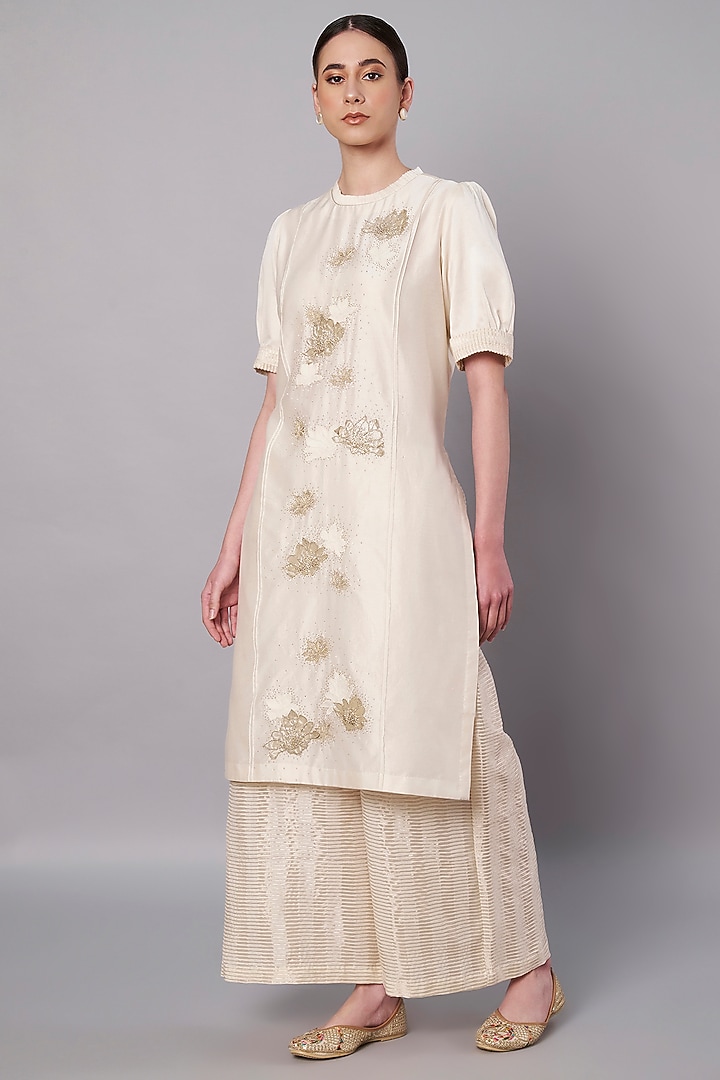 Ivory Chanderi 3D Floral Applique Embroidered Kurta Set by Saahiil Kapoor at Pernia's Pop Up Shop
