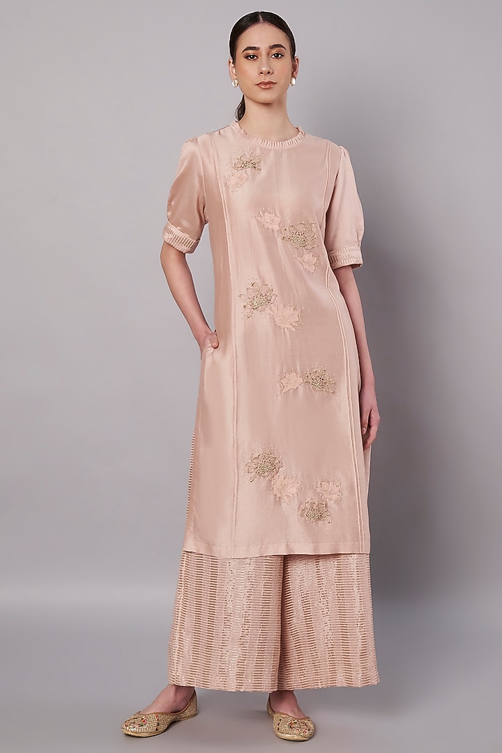 Dirty Blush Chanderi 3D Floral Applique Embroidered Kurta Set by Saahiil Kapoor at Pernia's Pop Up Shop